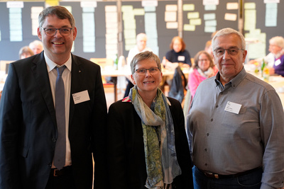 Die Kreissynode des Ev.-luth. Kirchenkreises Ammerland tagte in Westerstede (von links nach rechts): Kreispfarrer Lars Dede, Andrea Feyen (Beauftragte der Ev.-Luth. Kirche in Oldenburg für Umwelt, Klimaschutz und Energie) und Klaus Flaake( Vorsitzender des Klimarates im Kirchenkreis Delmenhorst/Oldenburg Land).