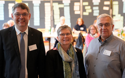 Die Kreissynode des Ev.-luth. Kirchenkreises Ammerland tagte in Westerstede (von links nach rechts): Kreispfarrer Lars Dede, Andrea Feyen (Beauftragte der Ev.-Luth. Kirche in Oldenburg für Umwelt, Klimaschutz und Energie) und Klaus Flaake( Vorsitzender des Klimarates im Kirchenkreis Delmenhorst/Oldenburg Land).