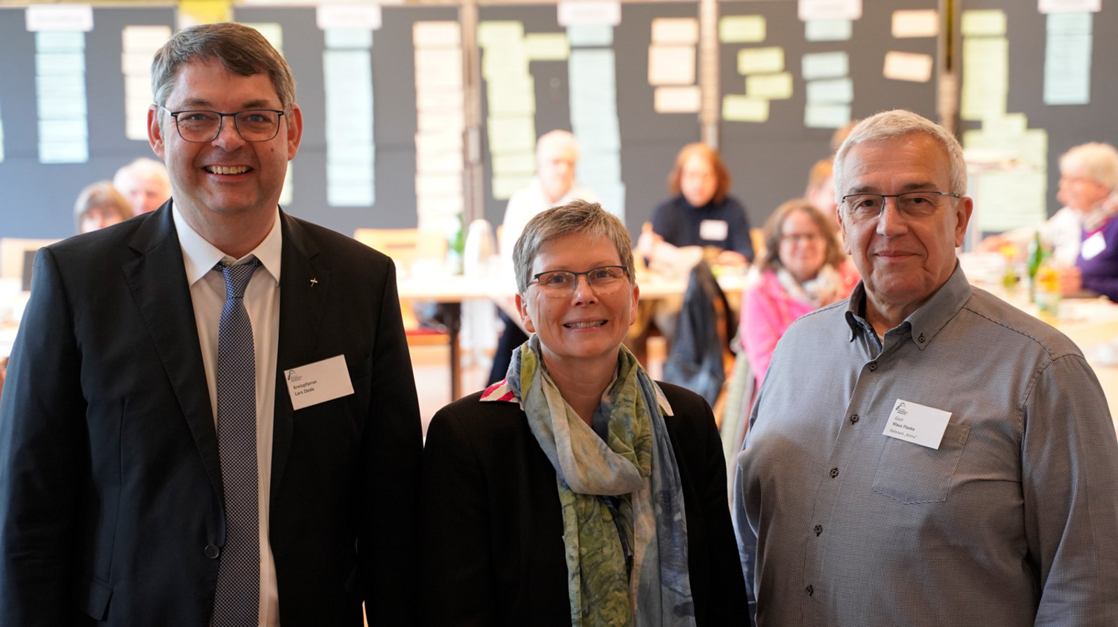 Die Kreissynode des Ev.-luth. Kirchenkreises Ammerland tagte in Westerstede (von links nach rechts): Kreispfarrer Lars Dede, Andrea Feyen (Beauftragte der Ev.-Luth. Kirche in Oldenburg für Umwelt, Klimaschutz und Energie) und Klaus Flaake( Vorsitzender des Klimarates im Kirchenkreis Delmenhorst/Oldenburg Land).
