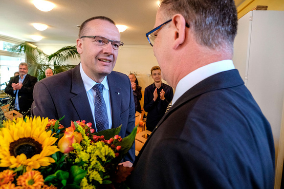 Propst Dr. Dr. h.c. Johann Schneider (r.) gratuliert Oberkirchenrat Thomas Adomeit (l.) zur Wahl zum Bischof.