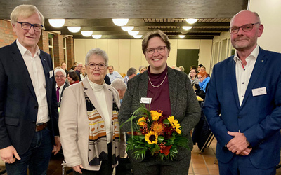 Der Vorsitzender der Kreissynode Helge Treiber (v.r.n.l.), gratulierte der neu gewählten Kreispfarrerin Birte Wielage. Dem schlossen sich Synodenpräsidentin Sabine Blütchen und Kreispfarrer Bertram Althausen an.
