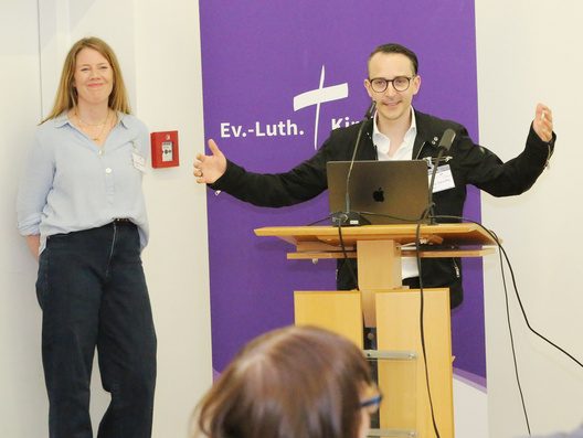 Das Foto zeigt Wiebke Schmelkus (links) und Lukas Schienke von ekn bei ihrer Präsentation