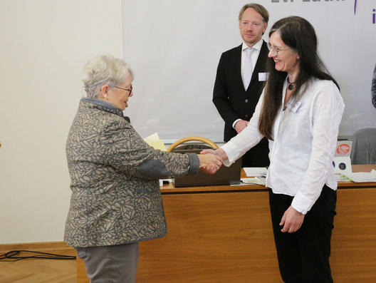 Die Synodenpräsidentin verpflichtete Pfarrerin Heike-Regine Albrecht aus dem Ammerland als Ersatzsynodale.