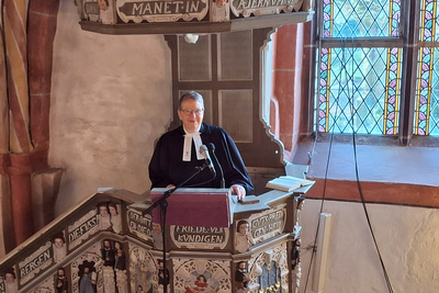 Pfarrerin Petra Adomeit machte in ihrer Predigt deutlich, dass auch Jesus Enge, Angst und Bedrängnis erfahren hat.