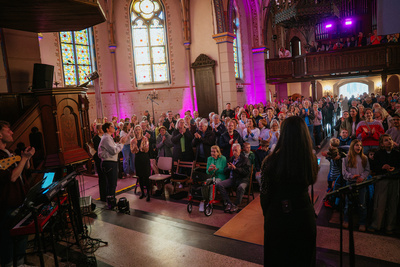 Viele Besucher*innen waren Fans der britischen Band Coldplay und kannten die Songtexte auswendig.