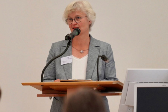 Oberkirchenrätin Gudrun Mawick berichtete über die Interprofessionelle Teams als Gestaltungs- und Arbeitsform in Kirchengemeinden.