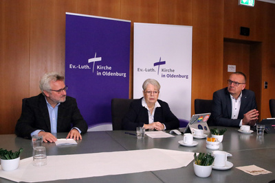 Pressekonferenz im Vorfeld der Synodentagung (von rechts nach links): Bischof Thomas Adomeit, Synodenpräsidentin Sabine Blütchen und Pressesprecher Dirk-Michael Grötzsch.