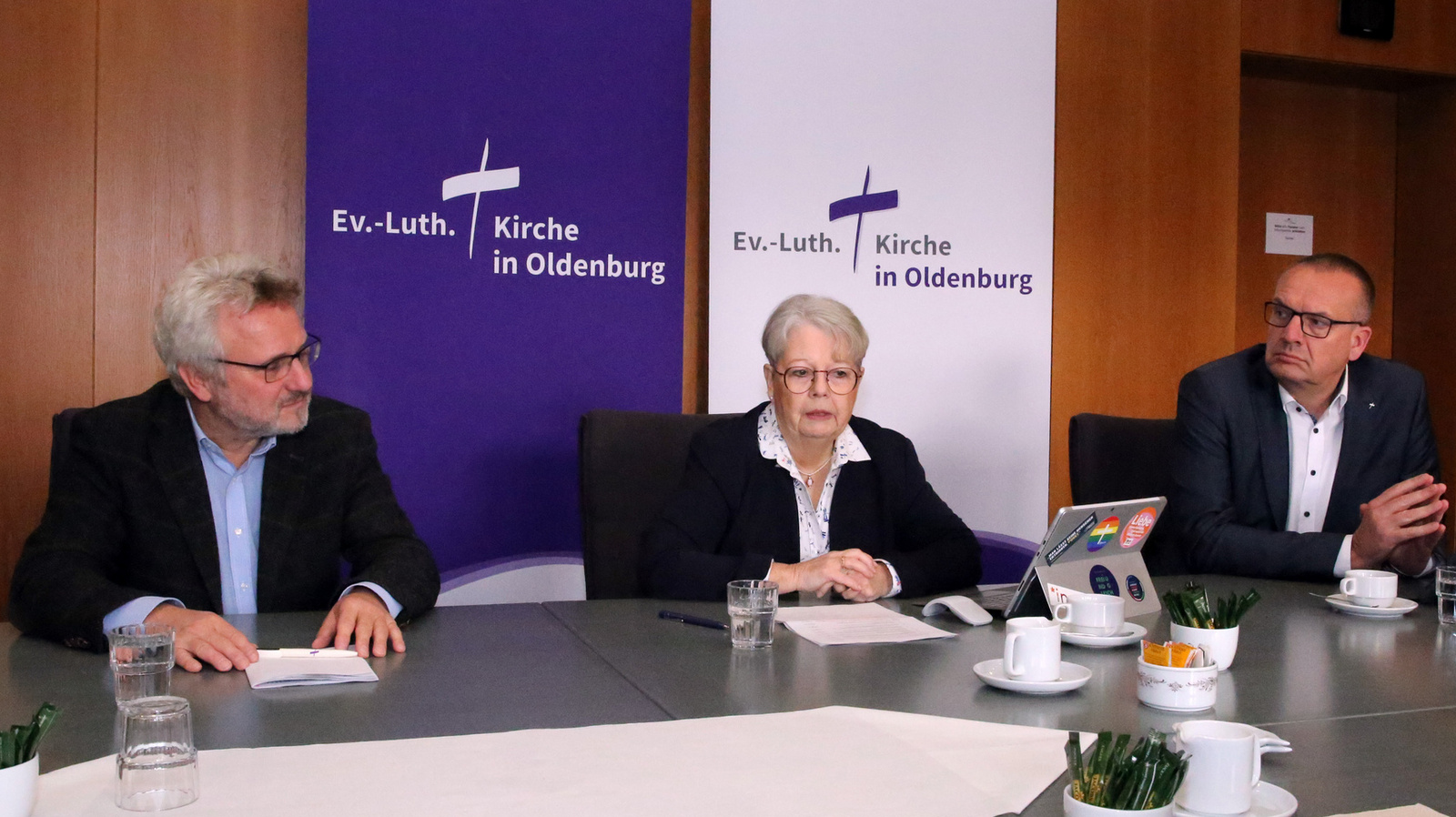 Pressekonferenz im Vorfeld der Synodentagung (von rechts nach links): Bischof Thomas Adomeit, Synodenpräsidentin Sabine Blütchen und Pressesprecher Dirk-Michael Grötzsch.