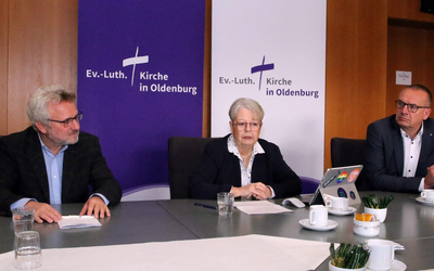 Pressekonferenz im Vorfeld der Synodentagung (von rechts nach links): Bischof Thomas Adomeit, Synodenpräsidentin Sabine Blütchen und Pressesprecher Dirk-Michael Grötzsch.