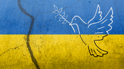 Symbolbild einer Friedenstaube in den Landesfarben der Ukraine.