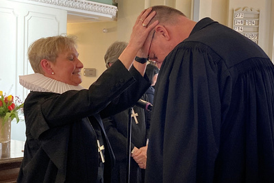 Die EKD-Ratsvorsitzende Bischöfin Kirsten Fehrs segnet im Festgottesdienst in der Französischen Friedrichstadtkirche in Berlin Bischof Thomas Adomeit als neuen Beauftragten des Rates der EKD für die Evangelische Seelsorge in der Bundespolizei.