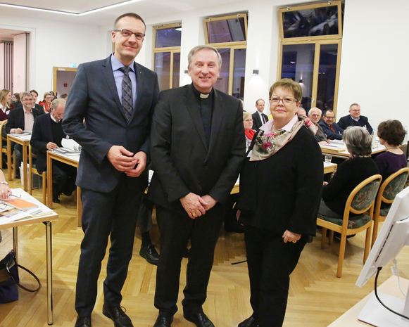 Bischof Thomas Adomeit und Synodenpräsidentin Sabine Blütchen hießen Weihbischof Wilfried Theising willkommen.