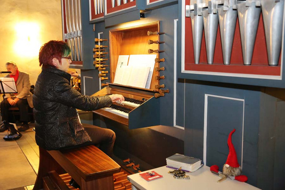 Landeskirchenmusikdirektorin Beate Besser an der Orgel.