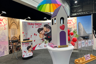 Zu sehen ist der Messestand mit dem neuern Motto: Das neue Motto „Trau dich – kirchlich. Ihr habt den Traum – Wir haben die Location“.