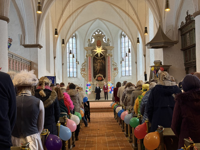 Der Karnevalsgottesdienst verband auf besondere Weise traditionelle kirchliche Elemente mit karnevalistischer Lebensfreude.