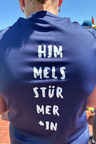 Zu sehen ist das Laufshirt der „Himmelsstürmer*innen“