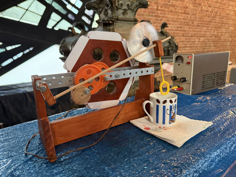 Eine selbstgebastelte Seifenblasenmaschine steht bereit und wartet darauf, eingeschaltet zu werden.
