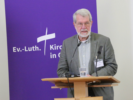 Hartmut Ladwig bei seinem Bericht über die Anerkennungskommission und zur Anerkennungsrichtlinie ist auf diesem Bild zu sehen.