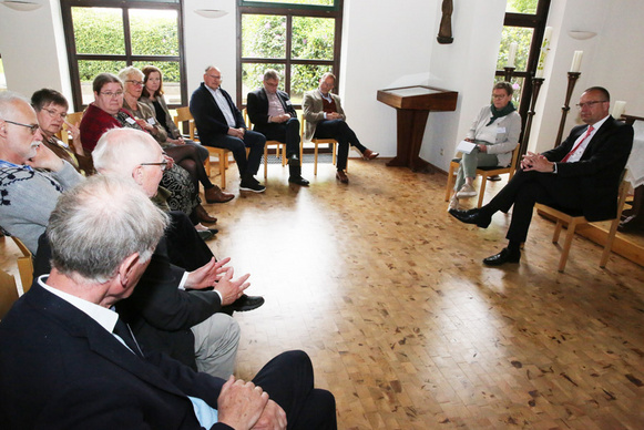 Bischof Thomas Adomeit im Gespräch mit Synodalen zu Themen aus dem Bereich Bischof und Oberkirchenrat.