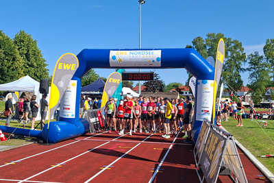 Zieleinlauf des EWE Nordseelaufs im Juni 2025 bei der fünften Etappe in Bad Zwischenahn.