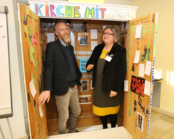 Pfarrerin Kerstin Hochartz (re.) und Verwaltungsleiter Michael Kählke im Schrank-Gespräch