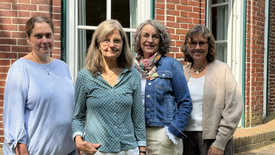 Das Team der Evangelischen Beratungsstelle Friesland - Wilhelmshaven steht vor einem Rotklinkergebäude