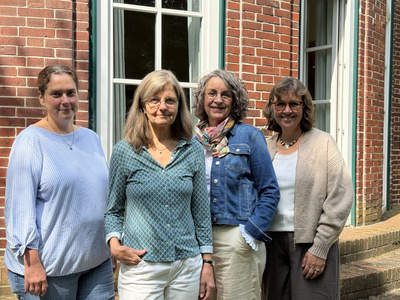 Das Team der Evangelischen Beratungsstelle Friesland - Wilhelmshaven steht vor einem Rotklinkergebäude