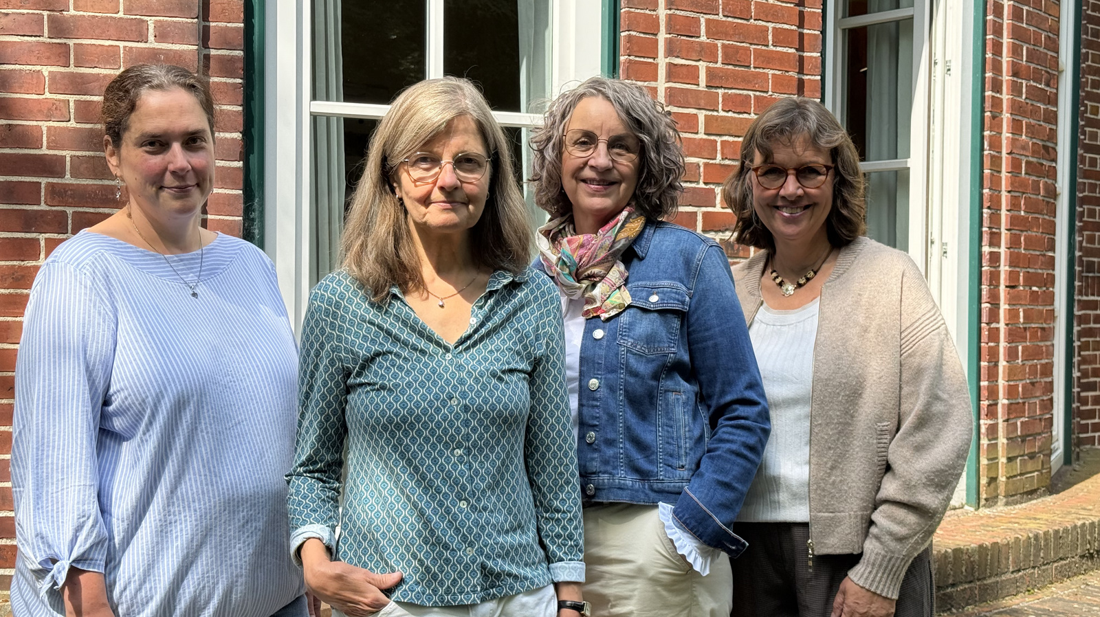 Das Team der Evangelischen Beratungsstelle Friesland - Wilhelmshaven steht vor einem Rotklinkergebäude