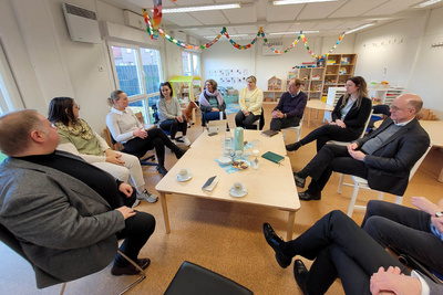 Das Visitationsteam mit Oberkirchenrat Detlef Mucks Bücker (links), Udo Neubert (3.v.l.) und Martina Wittkowski (5.v.l.) informieren sich in der Kita Schifflein Christi. Alle Fotos: ELKiO/Carsten Homann