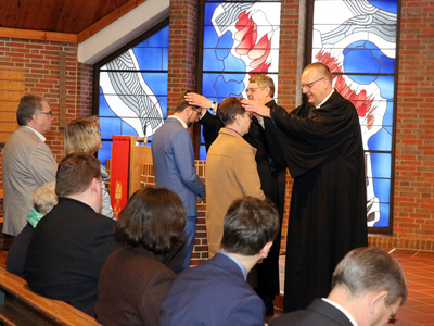 Segnung der Synodalen im Festgottesdienst in der Friedenskirche in Fedderwardergroden