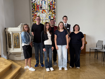Die Auszubildenden der Ev.-Luth. Kirche in Oldenburg und ihre Ausbilderinnen stehen in der Kapelle im Oberkirchenrat.