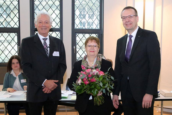 Gratulation zur Wiederwahl zur Synodenpräsidentin (von re. nach li.): Bischof Thomas Adomeit, Synodenpräsidentin Sabine Blütchen und Alterspräsident Wolfgang Köppen