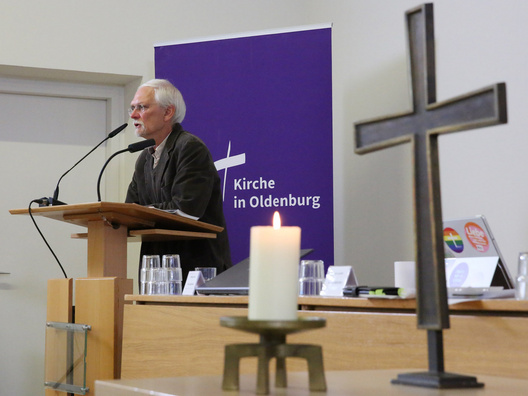 Carsten Homann steht am Rednerpult