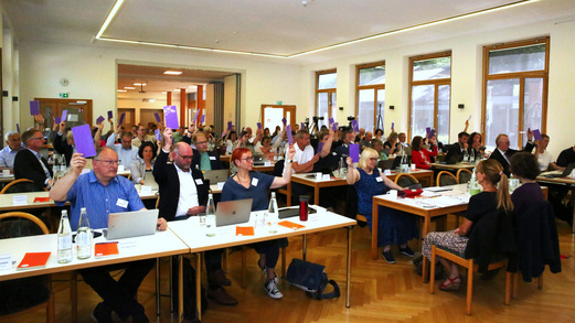 Die Synodalen der oldenburgischen Kirche stimmen ab.