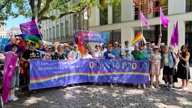 Mit einer Laufgruppe haben sich die oldenburgische Kirche und die Diakonie im Oldenburger Land an der CSD-Demonstration in Oldenburg beteiligt.