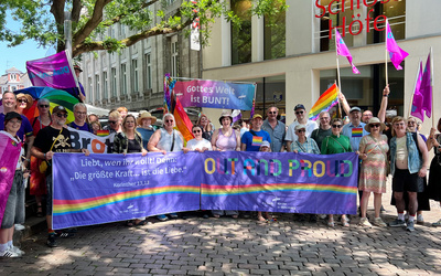 Mit einer Laufgruppe haben sich die oldenburgische Kirche und die Diakonie im Oldenburger Land an der CSD-Demonstration in Oldenburg beteiligt.
