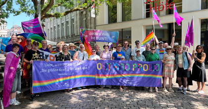 Mit einer Laufgruppe haben sich die oldenburgische Kirche und die Diakonie im Oldenburger Land an der CSD-Demonstration in Oldenburg beteiligt.