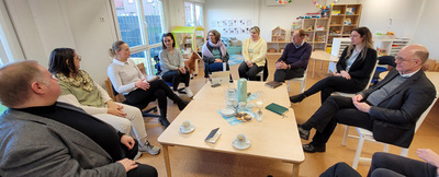 Das Visitationsteam mit Oberkirchenrat Detlef Mucks Bücker (links), Udo Neubert (3.v.l.) und Martina Wittkowski (5.v.l.) informieren sich in der Kita Schifflein Christi. Alle Fotos: ELKiO/Carsten Homann