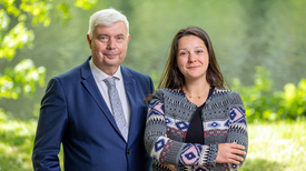 Präses Maria Esfandiari und Kirchenpräsident Bernd Kuschnerus