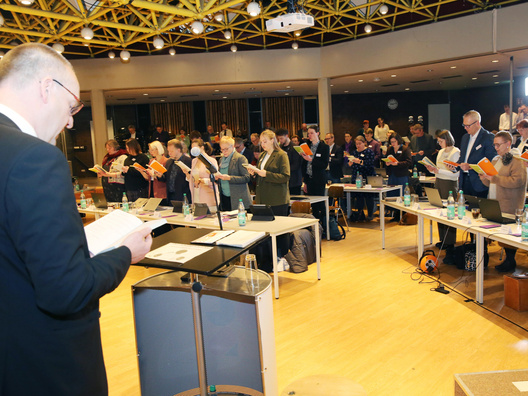 Das Bild zeigt singende Menschen