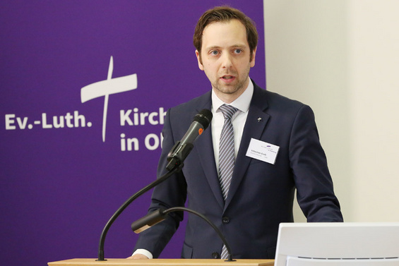 Ergänzend berichtete Oberkirchenrat Sebastian Groß über den Stand des sogenannten Maßnahmenkatalogs der oldenburgischen Kirche.