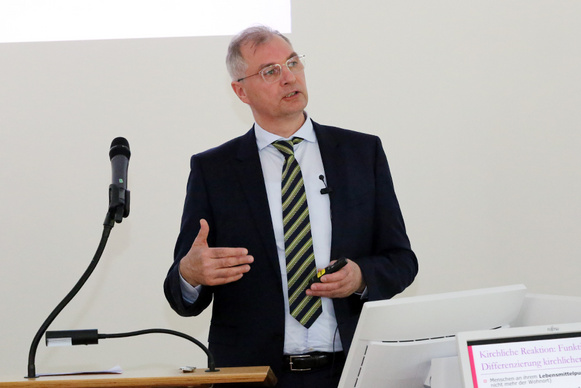 Dr. Steffen Schramm, Leiter der theologischen Fort- und Weiterbildung am Institut für kirchliche Fortbildung der Evangelischen Kirche der Pfalz, hielt das Hauptreferat zum Jahresthema.