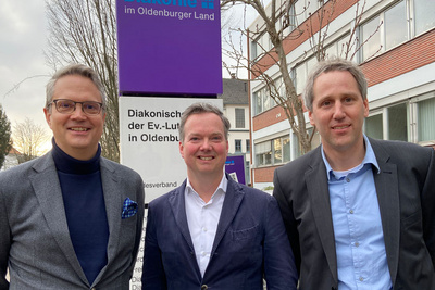 Freuen sich die Lösung für die Bewohnerinnen und Bewohner sowie die Mitarbeitenden des Seniorenzentrums Haarentor verkünden zu können (von links) Dr. Christian Kaufmann, Dr. Friedrich Ley und Mario Behrends. Foto: Kerstin Kempermann