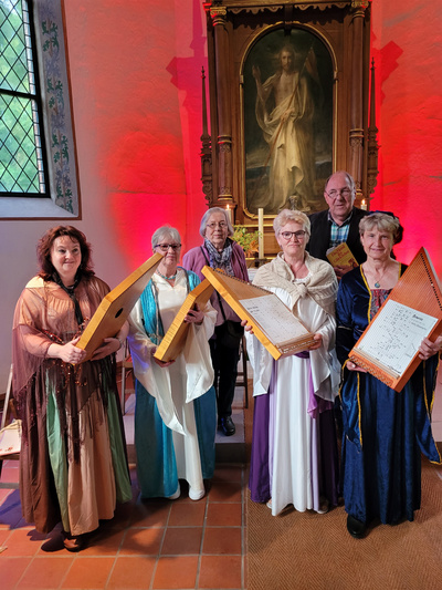 Verzauberten in der Waddenser Kirche das Publikum: Die Butjenter Zauberharfen mit Pastor Klaus Braje und Marlies Arnold als Geschichtenerzählerinnen und -erzähler.