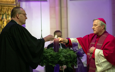 Am 1. Advent 2024 haben Bischof Thomas Adomeit (links) und Weihbischof Wilfried Theising (rechts) gemeinsam das neue Kirchenjahr in der katholische St. Marien-Kirche in Friesoythe eröffnet.