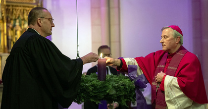 Am 1. Advent 2024 haben Bischof Thomas Adomeit (links) und Weihbischof Wilfried Theising (rechts) gemeinsam das neue Kirchenjahr in der katholische St. Marien-Kirche in Friesoythe eröffnet.