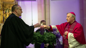 Am 1. Advent 2024 haben Bischof Thomas Adomeit (links) und Weihbischof Wilfried Theising (rechts) gemeinsam das neue Kirchenjahr in der katholische St. Marien-Kirche in Friesoythe eröffnet.