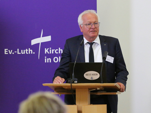 Das Foto zeigt Oberkirchenrat Udo Heinen am Rednerpult.