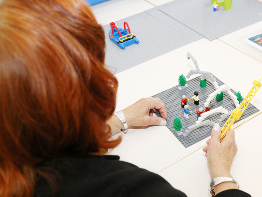 Dieses Foto zeigt wie die Synodalen mit Lego Serious Play ihre Gedanken und Haltungen in eine Form brachten.