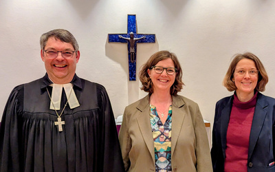 Einführung von Ilse-Dore Humburger (Mitte) als Leitende Referentin der Arbeitsstelle für Gemeindeberatung, Organisationsentwicklung und Kirchenältestenfortbildung der oldenburgischen Kirche mit Pfarrerin Henrike Müller (rechts), Teamleitung Organisationsberatung in der Ev. Agentur Hannover, und Oberkirchenrat Lars Dede (links)